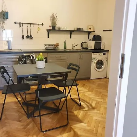 Apartment Beautifully Design Near Corvin Plaza *